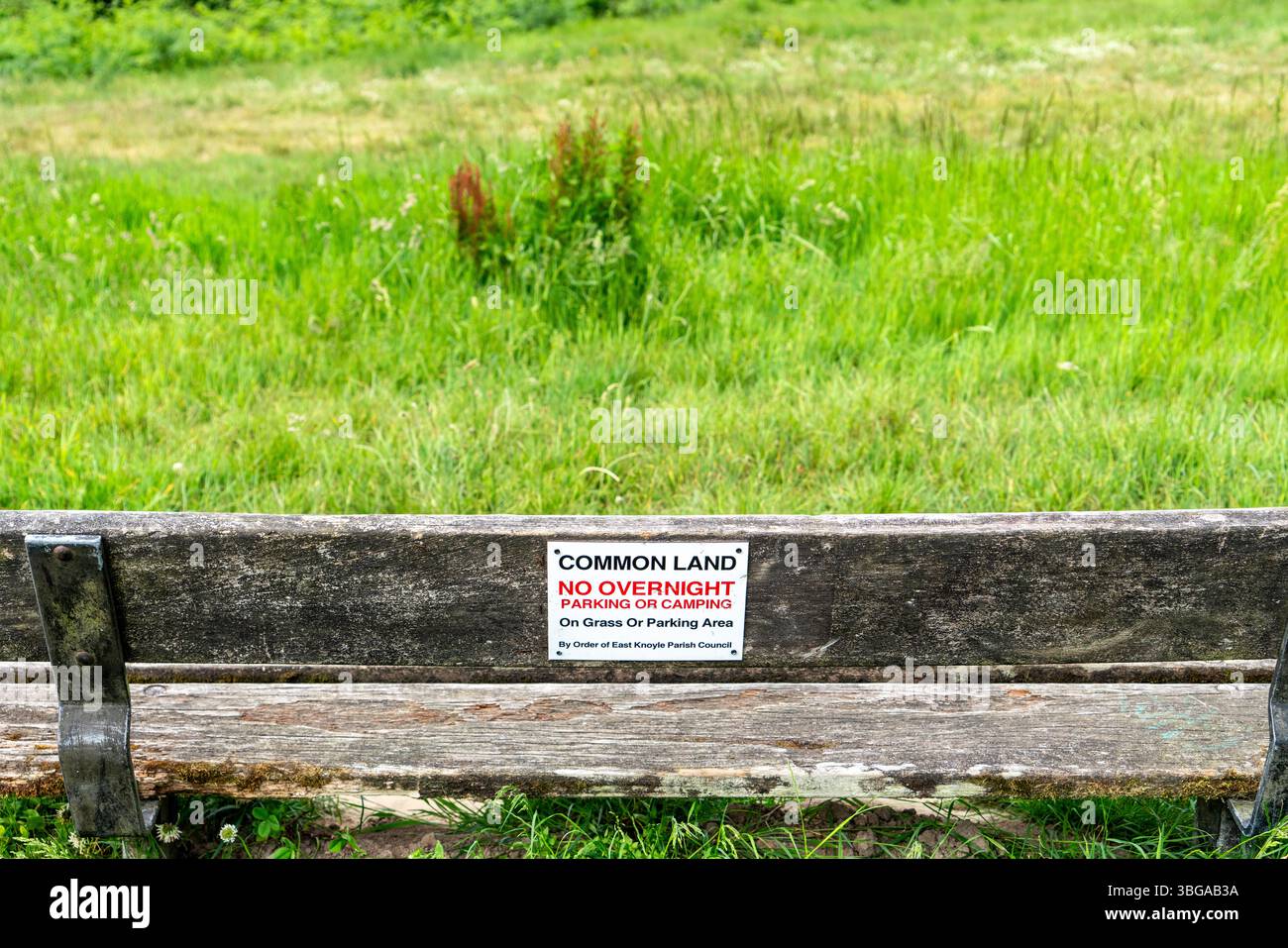 Non è consentito parcheggiare o campeggiare durante la notte Foto Stock