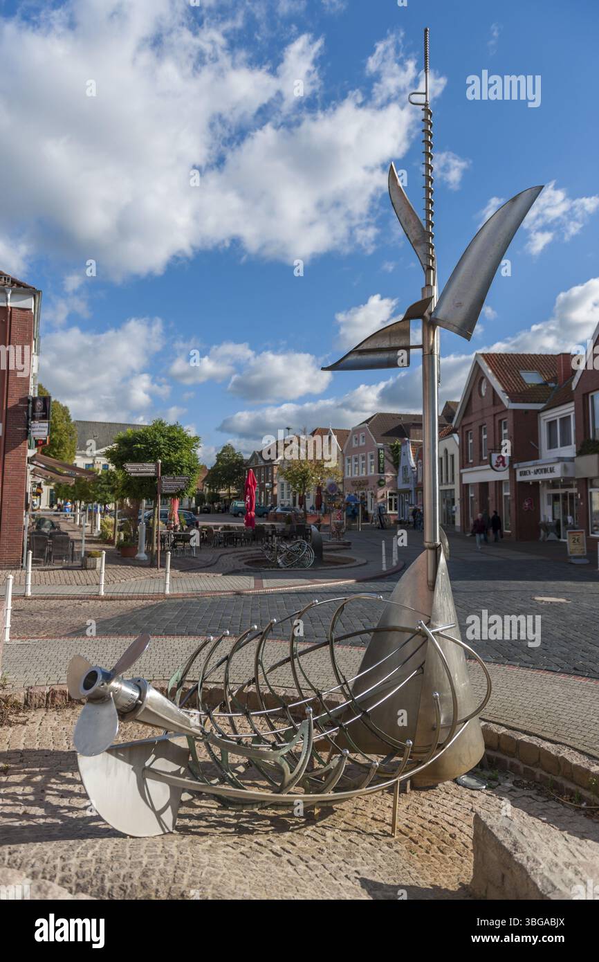 Tidebrunnen dell'artista metal Albert Sous si affaccia sul mercato della città di Esens con il bel tempo Foto Stock