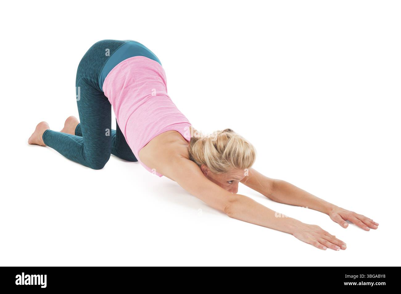 Vista a tutto il corpo laterale ad angolo alto di una giovane donna isolata sul bianco in posizione yoga Surya Bedhana Foto Stock