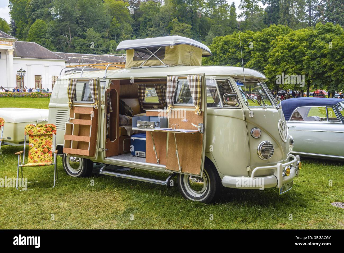 BADEN BADEN, Germania - LUGLIO 2019: CAMPER VOLKSWAGEN WESTFALIA beige bianco VW T1 TIPO 2 casa caravan microbus 1959, incontro Oldtimer in spa Foto Stock