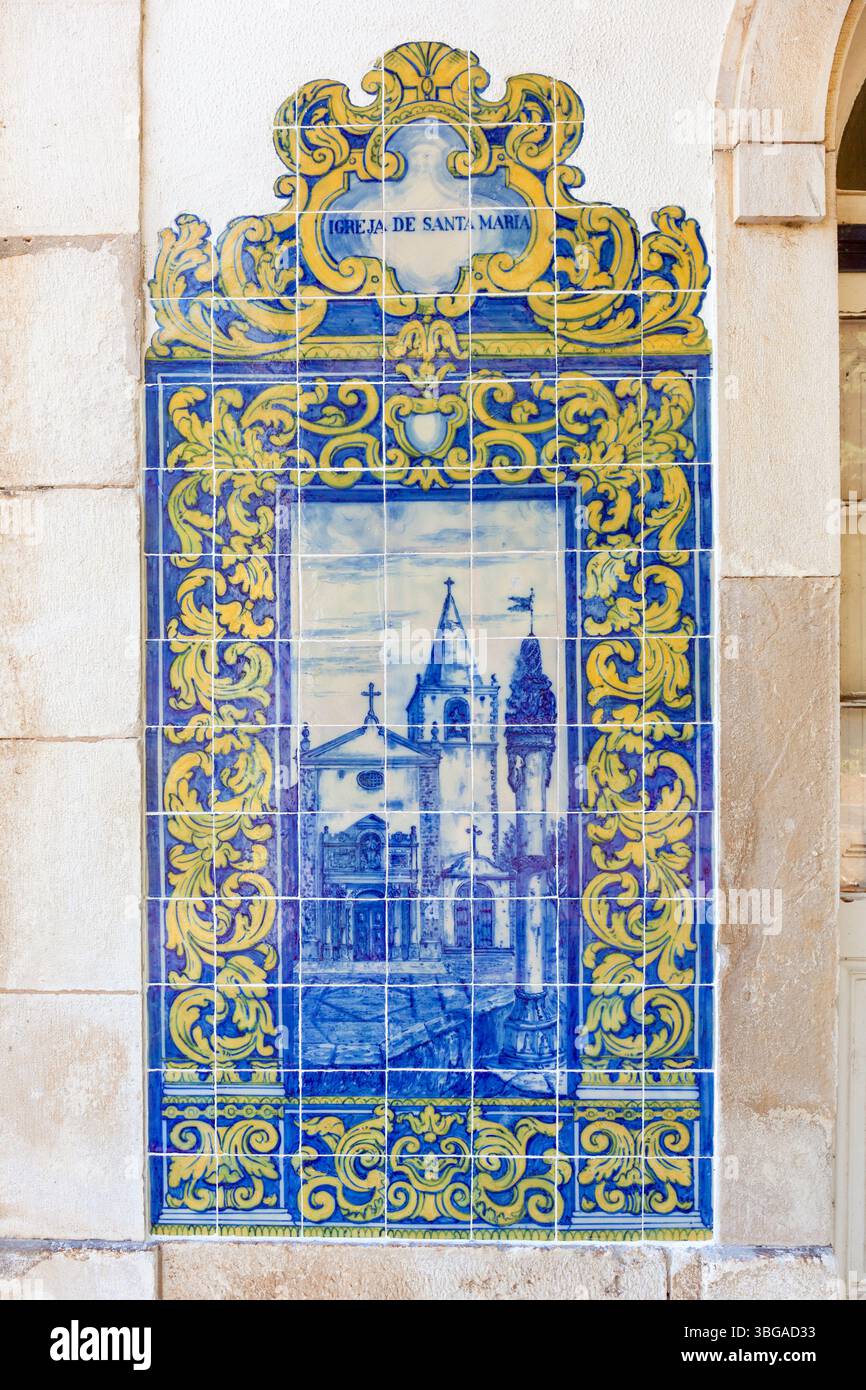 Portogallo, regione di Oeste, Óbidos, la vecchia stazione ferroviaria che mostra i dettagli di un pannello storico realizzato con piastrelle dipinte a mano Foto Stock