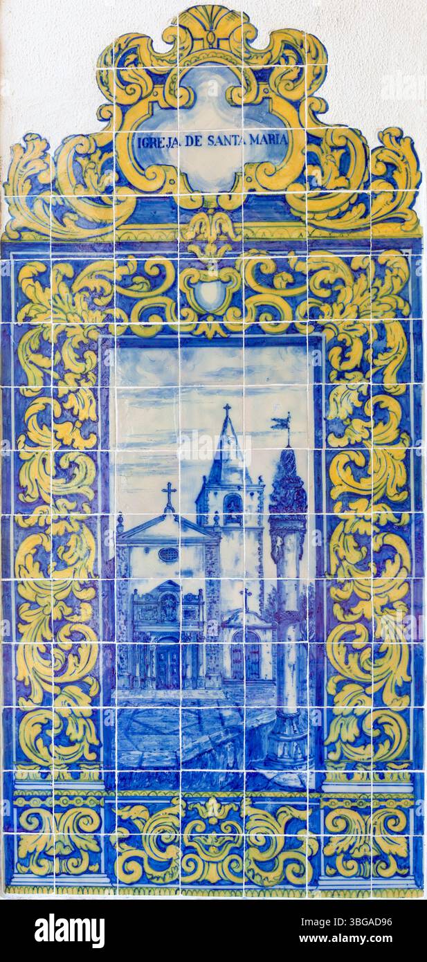 Portogallo, regione di Oeste, Óbidos, la vecchia stazione ferroviaria che mostra i dettagli del pannello storico realizzato con piastrelle dipinte a mano, della Chiesa di Santa Maria Foto Stock