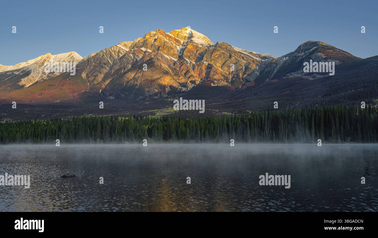 Splendido paesaggio autunnale in montagna sullo sfondo del Jasper National Park, Canada occidentale, con uccelli Foto Stock