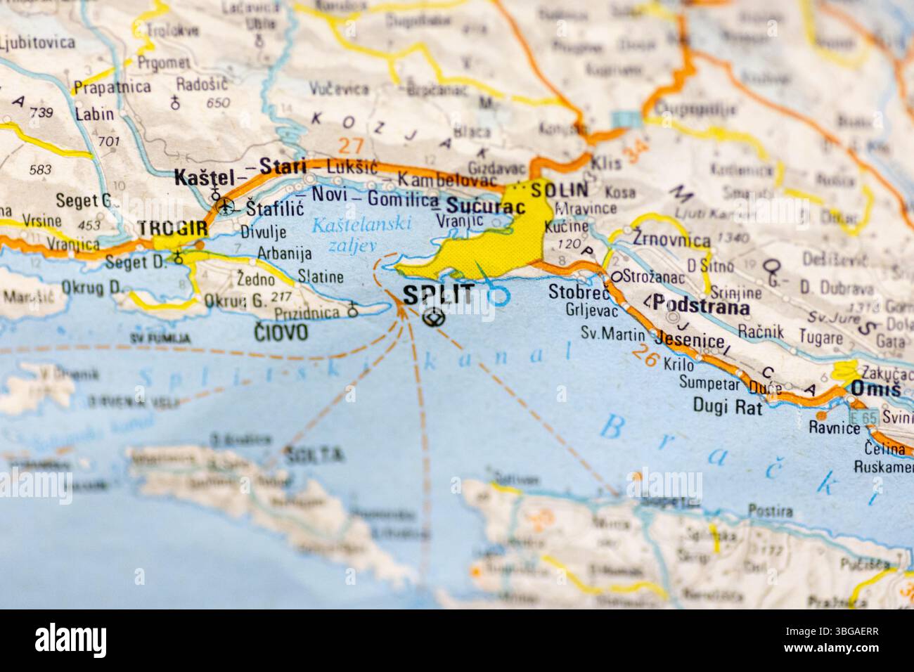 VINKOVCI, CROAZIA, 04.30.2025: Primo piano di una mappa incentrata su Spalato, con città e percorsi vicini. Il layout vivace evidenzia geograp Foto Stock