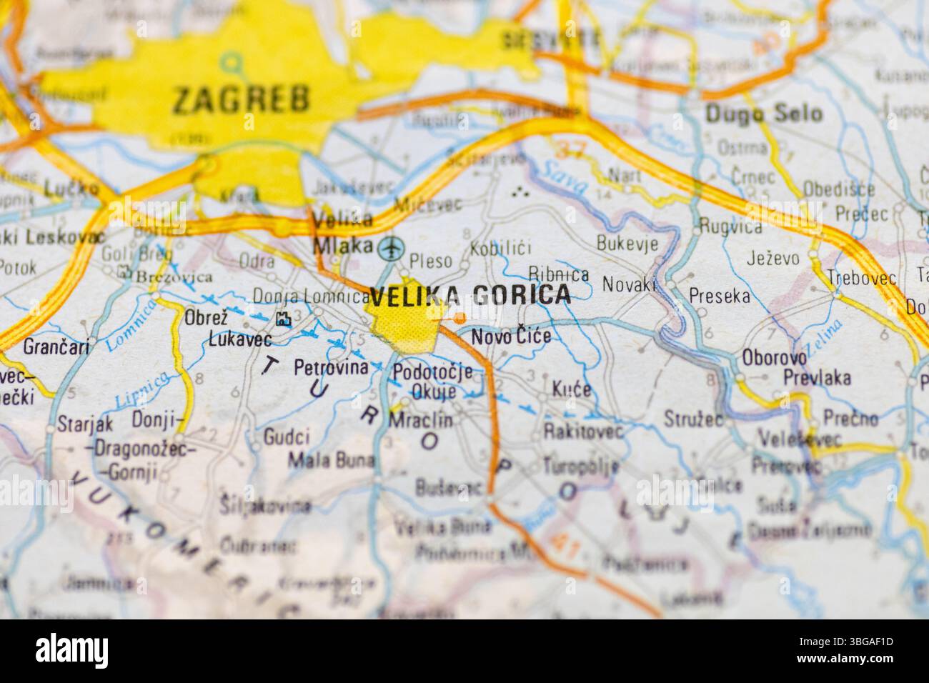 VINKOVCI, CROAZIA, 04.30.2025: Primo piano di una mappa incentrata su Velika Gorica, con città e percorsi vicini. Il layout vivace si evidenzia Foto Stock