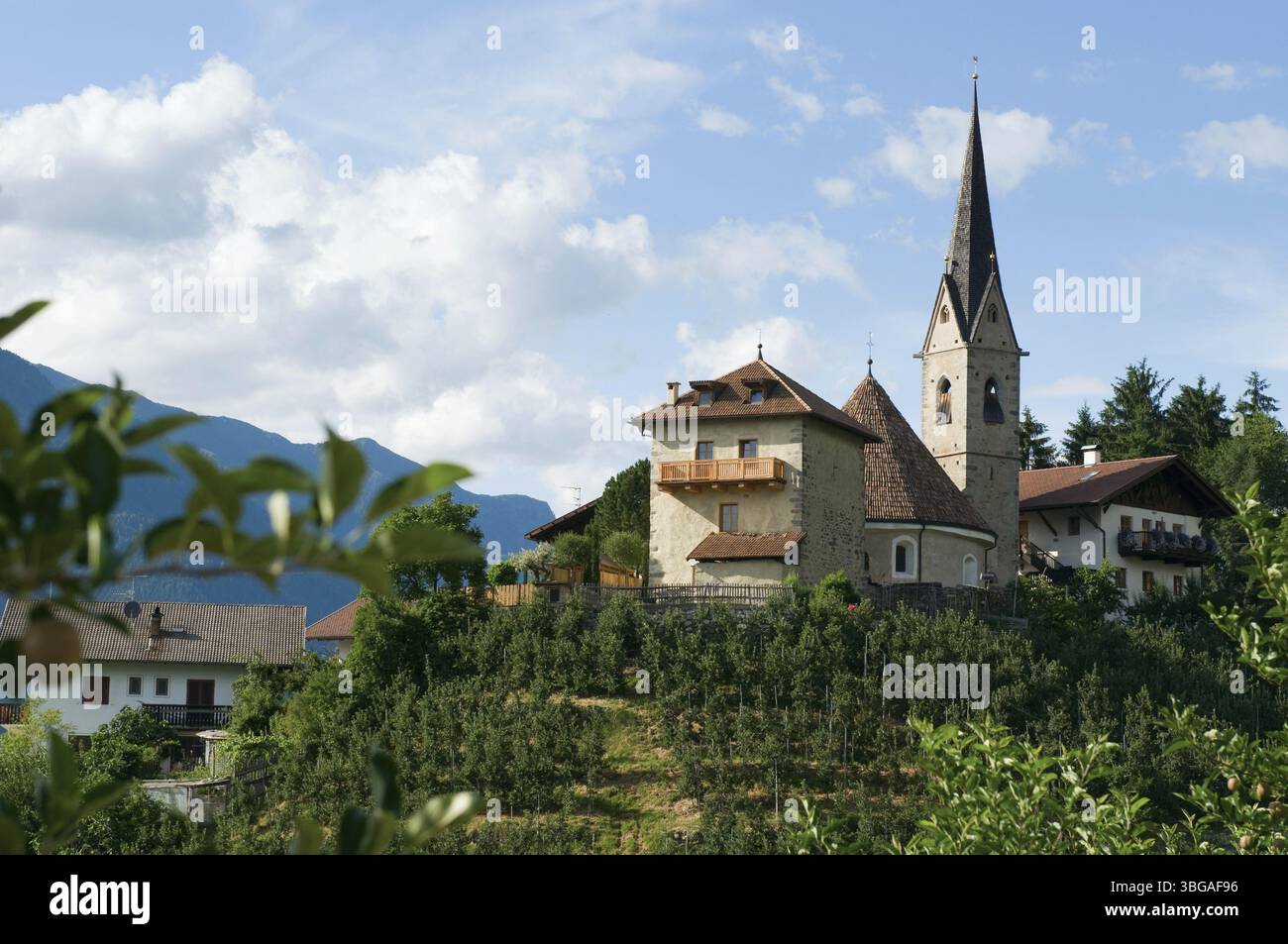 Vista da cartolina della Chiesa di San Giorgio a scena / alto Adige nell'estate 2013 orizzontale Foto Stock