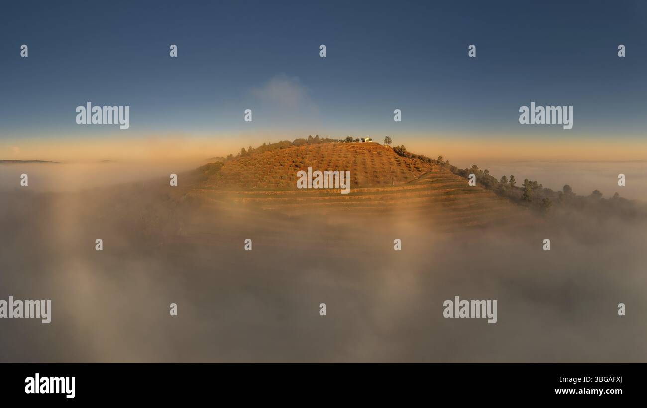 Capela de Nossa Sra. das Neves, cappella in cima alla collina in nebbia all'alba Foto Stock