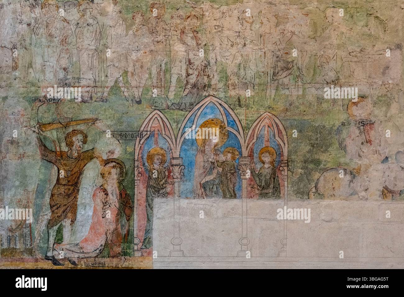 L'antico affresco medievale mostra l'iconografia religiosa con dipinti intemprati che rivelano secoli di sacro patrimonio artistico. Foto Stock