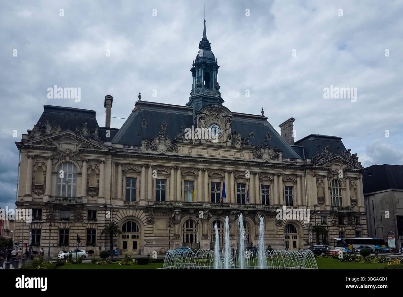 L'elegante municipio neoclassico mette in mostra l'architettura municipale francese decorata con imponenti colonne e muratura decorativa in pietra a Tours. Foto Stock