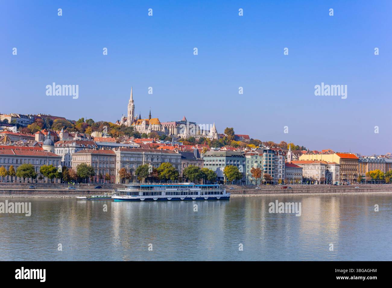 Budapest, Ungheria: 26 ottobre 2024: Vista dalla collina del castello di Budapest, con il fiume Danubio, gli edifici storici e la guglia della chiesa di Mattia Foto Stock