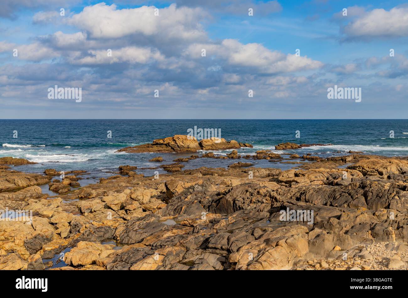 Costa rocciosa in Galizia con onde che si infrangono contro le rocce aspre. Nord pf Spagna Foto Stock