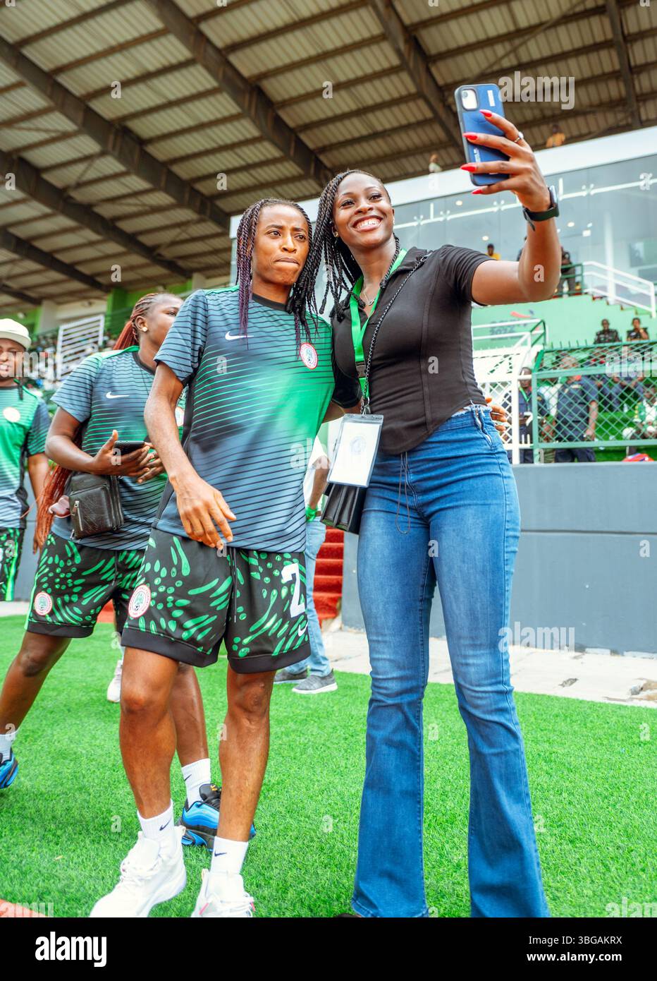 EMEM Essien posa per un selfie con il suo compagno di squadra Amarachi Onuorah Foto Stock