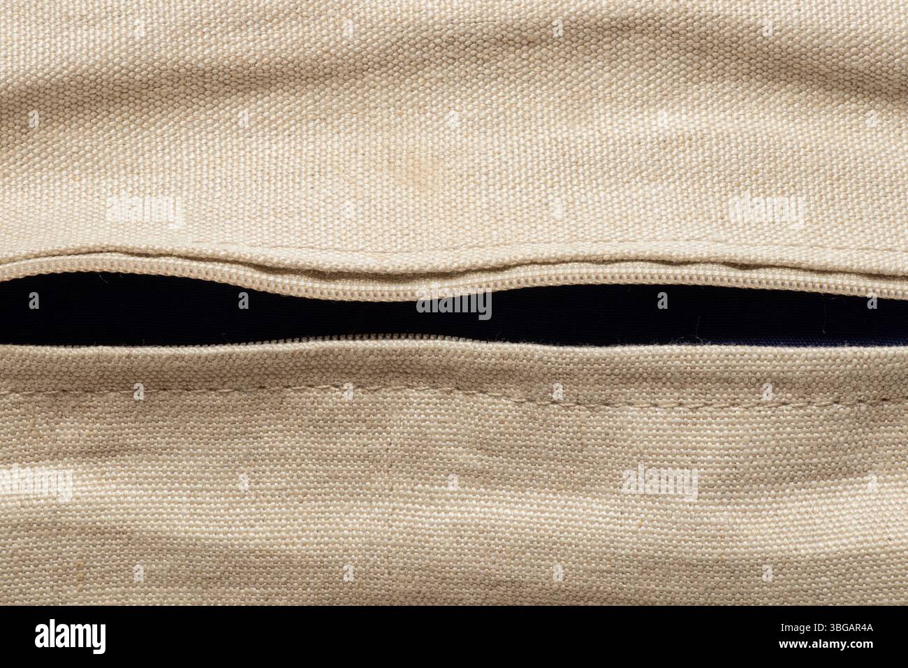 Trama in lino beige naturale primo piano e zip orizzontale, sfondo per design e creatività Foto Stock