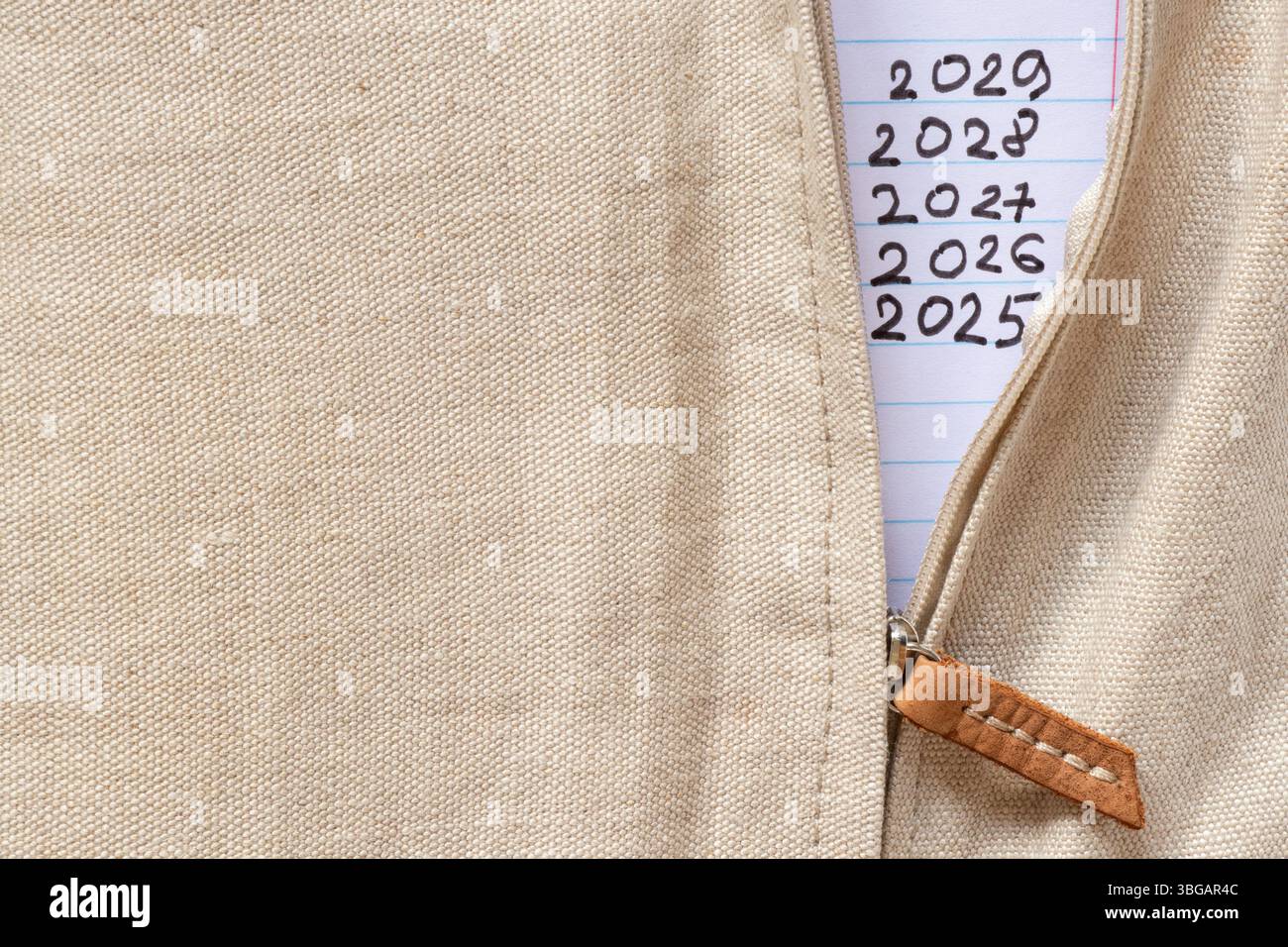 Il tessuto e la cerniera sono aperti, dall'interno c'è una carta con le iscrizioni anni dal 2025 al 2029, pianificazione, organizer, notebook Foto Stock