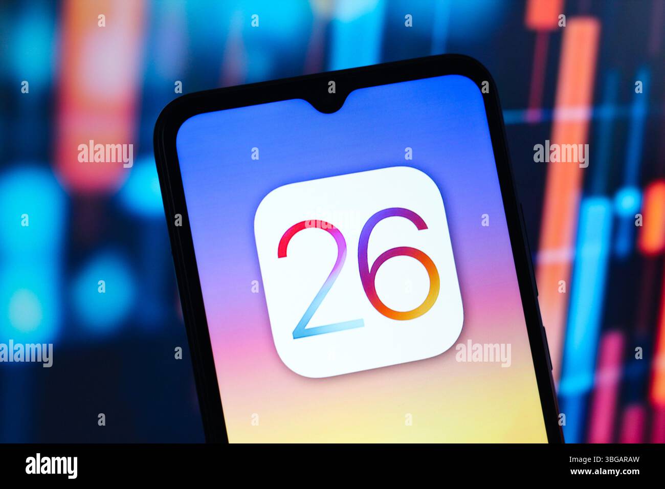 In questa immagine, il logo Apple iOS 26 viene visualizzato sullo schermo di uno smartphone. Foto Stock