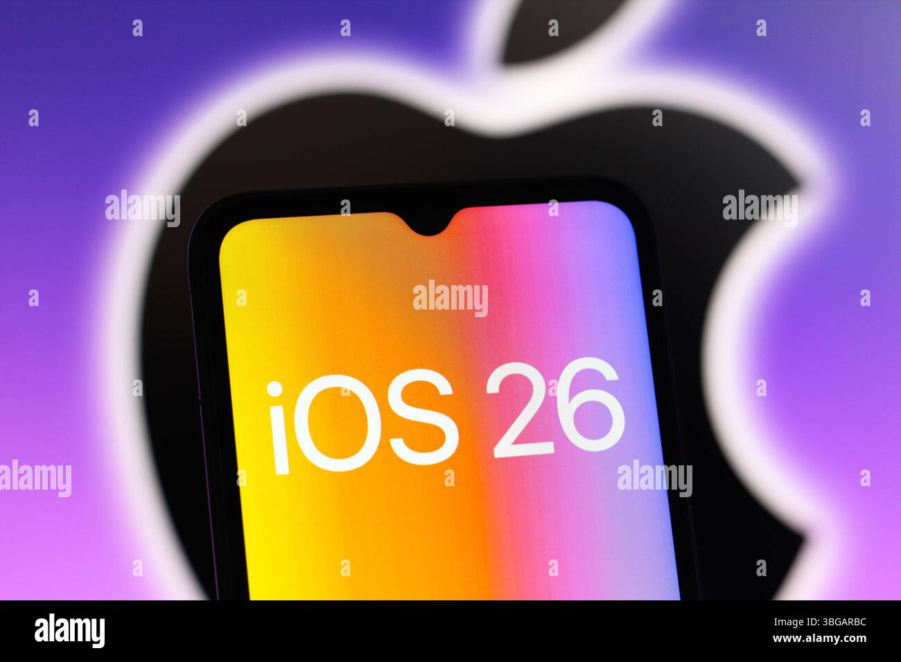 In questa immagine, il logo Apple iOS 26 viene visualizzato sullo schermo di uno smartphone. Foto Stock