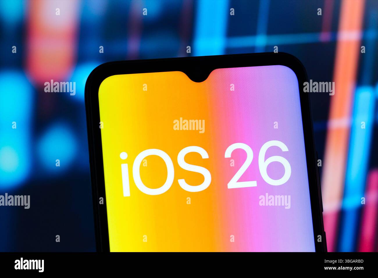 In questa immagine, il logo Apple iOS 26 viene visualizzato sullo schermo di uno smartphone. Foto Stock