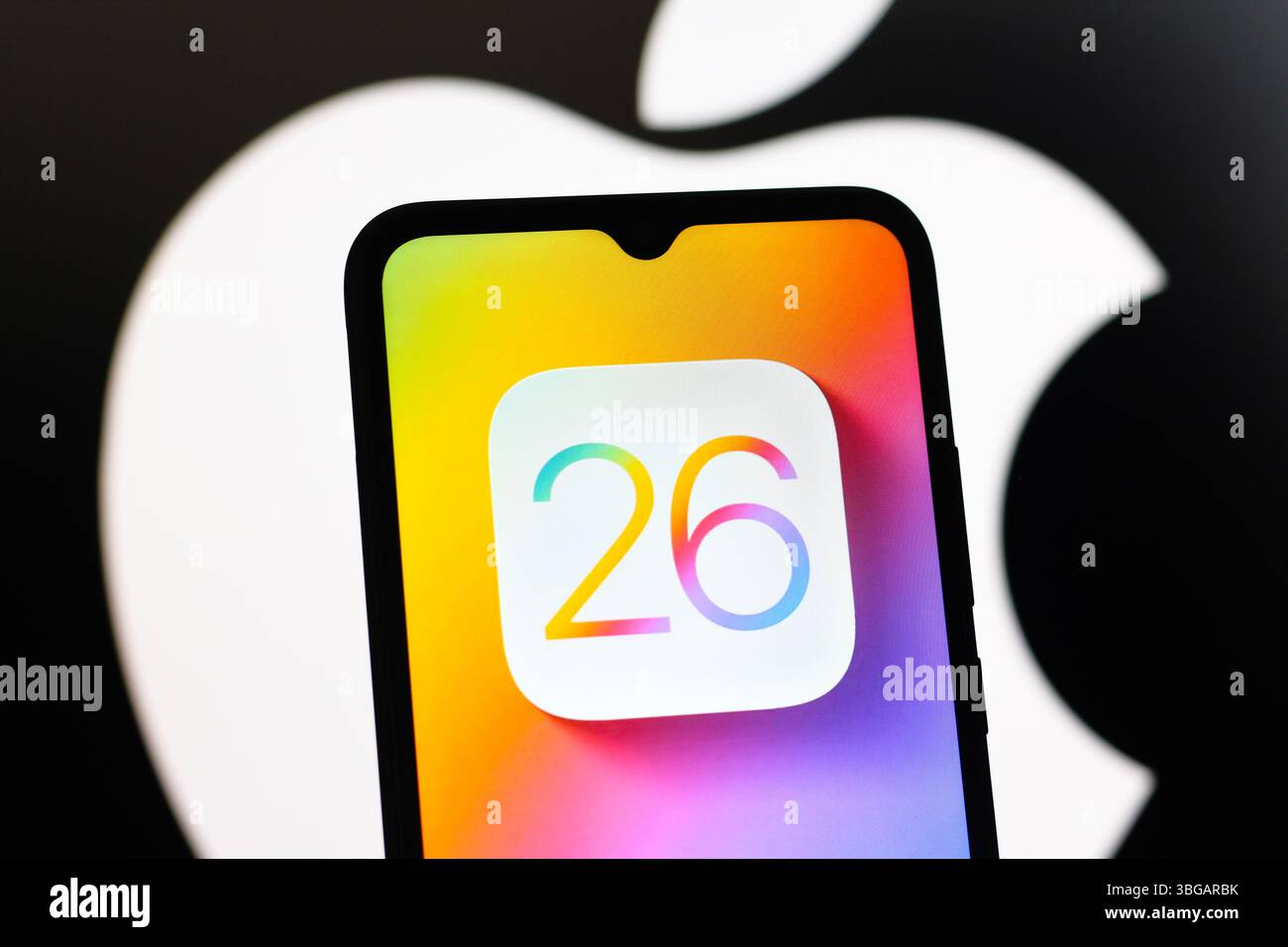 In questa immagine, il logo Apple iOS 26 viene visualizzato sullo schermo di uno smartphone. Foto Stock