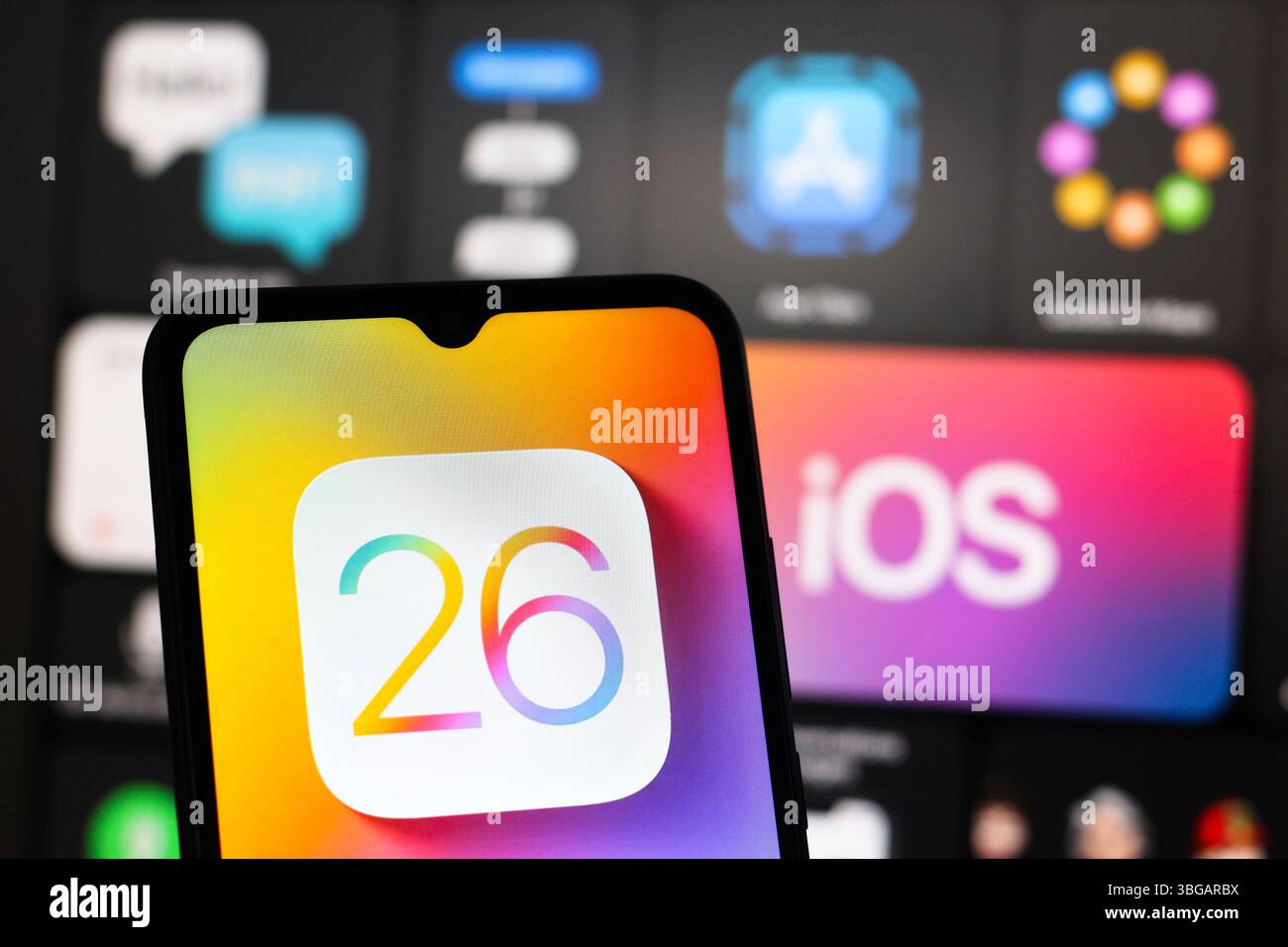 In questa immagine, il logo Apple iOS 26 viene visualizzato sullo schermo di uno smartphone. Foto Stock