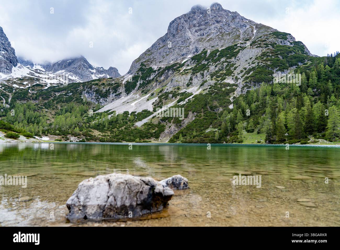 Lago Seebensee con sfondo montano vicino a Ehrwald, Tirolo, Austria Foto Stock