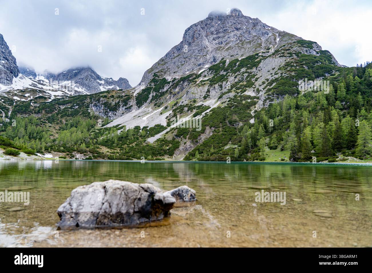 Lago Seebensee con sfondo montano vicino a Ehrwald, Tirolo, Austria Foto Stock