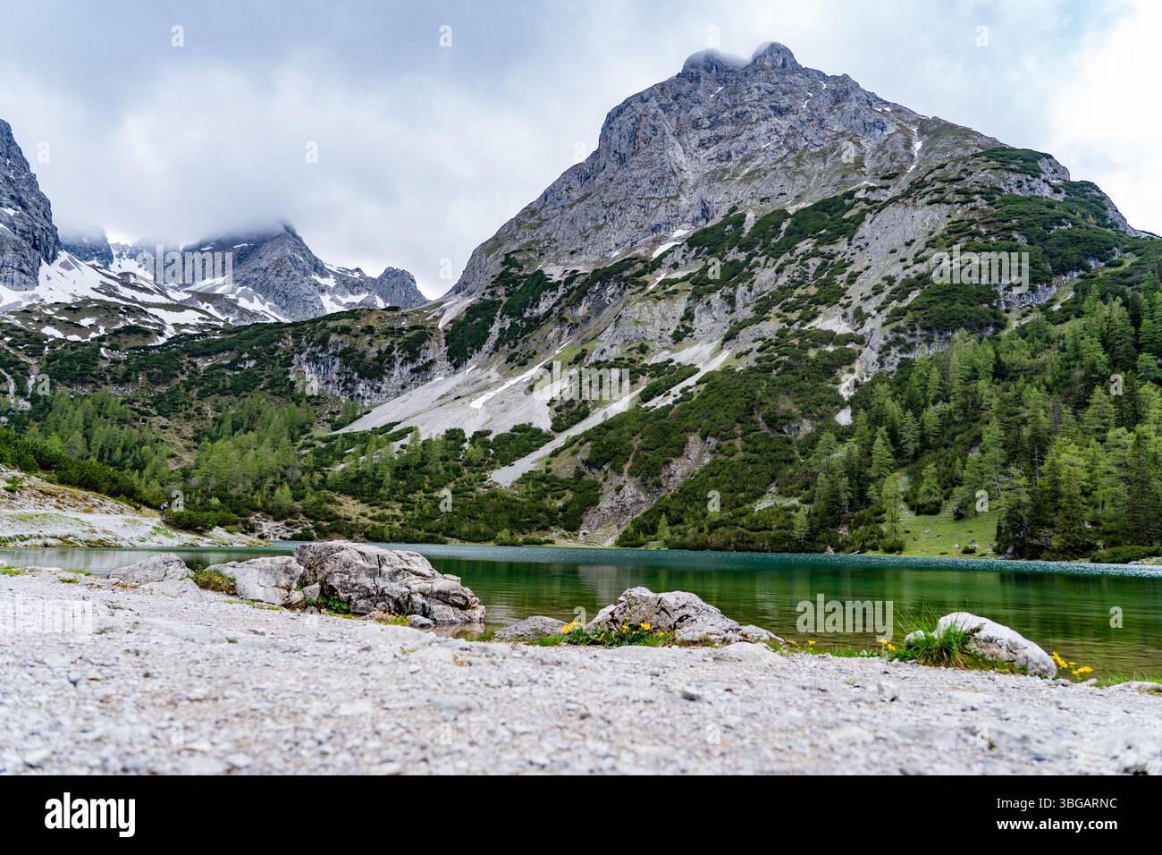 Lago Seebensee con sfondo montano vicino a Ehrwald, Tirolo, Austria Foto Stock
