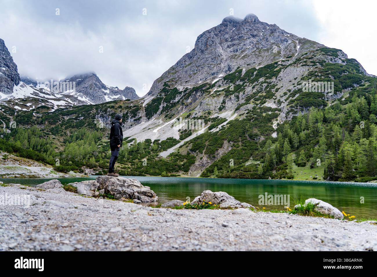 Escursionista ammirando il paesaggio montano a Seebensee, Ehrwald, Tirolo, Austria Foto Stock