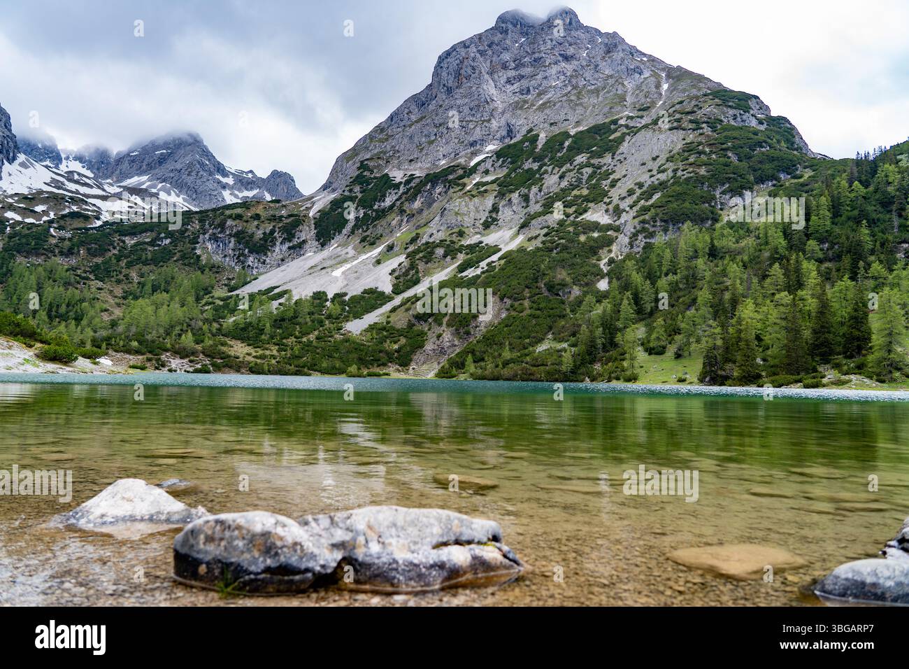 Lago Seebensee con sfondo montano vicino a Ehrwald, Tirolo, Austria Foto Stock