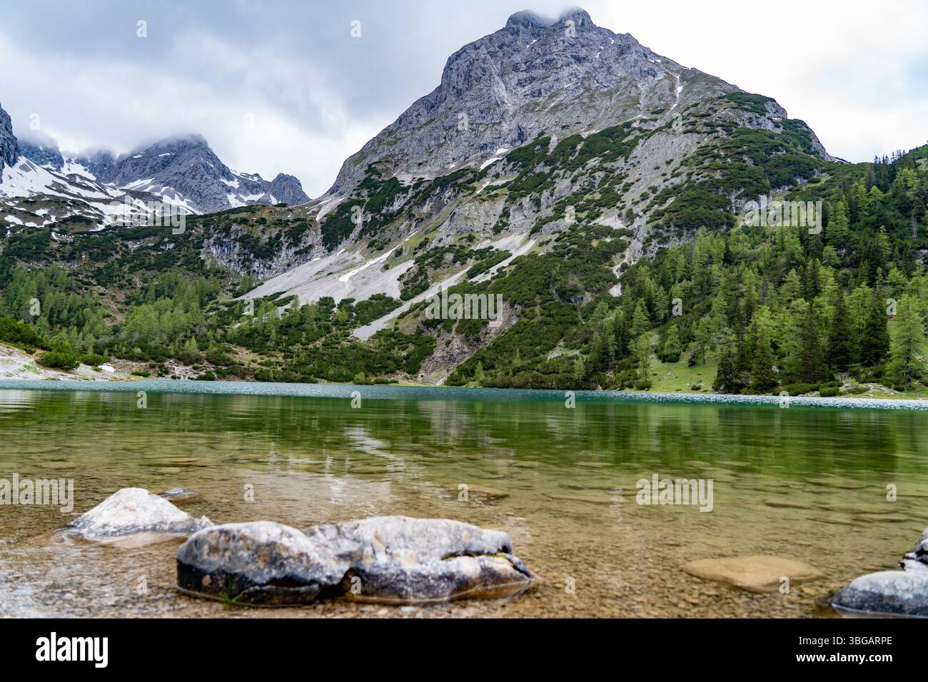 Lago Seebensee con sfondo montano vicino a Ehrwald, Tirolo, Austria Foto Stock