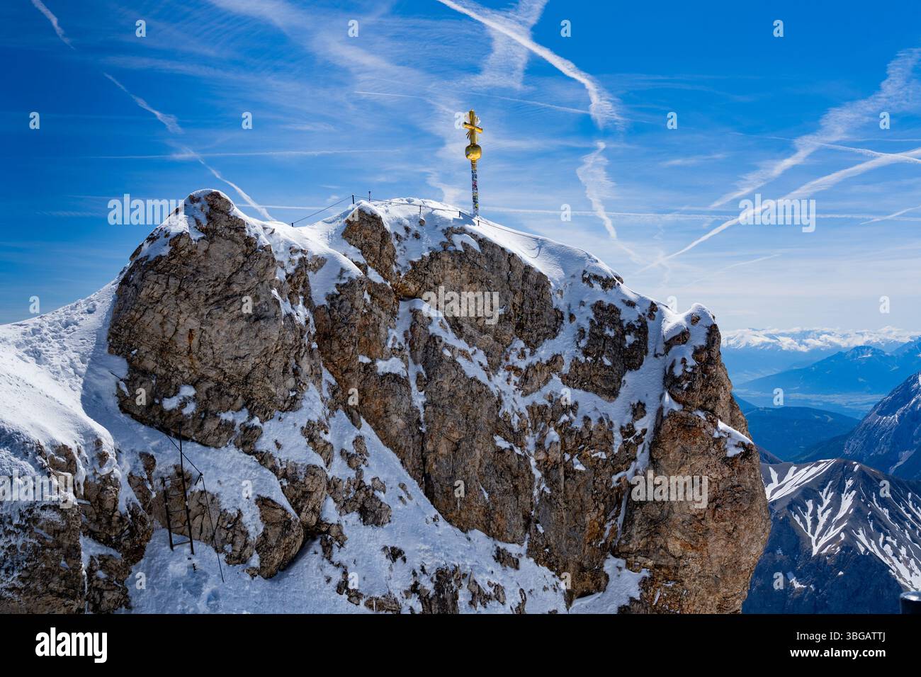 Cima innevata di Zugspitze con Croce d'Oro, Germania Foto Stock