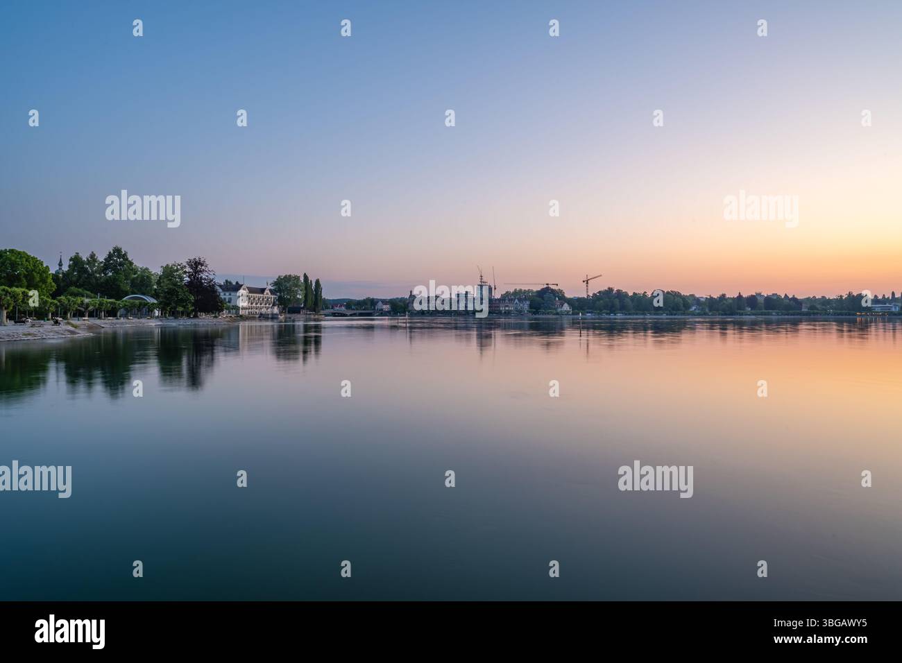 Beschreibung: Der Stadtgarten, das Steigenberger Hotel, Die Rheinbrücke und Petershausen in der Morgendämmerung. Costanza, Bodensee, Baden-Württemberg Foto Stock