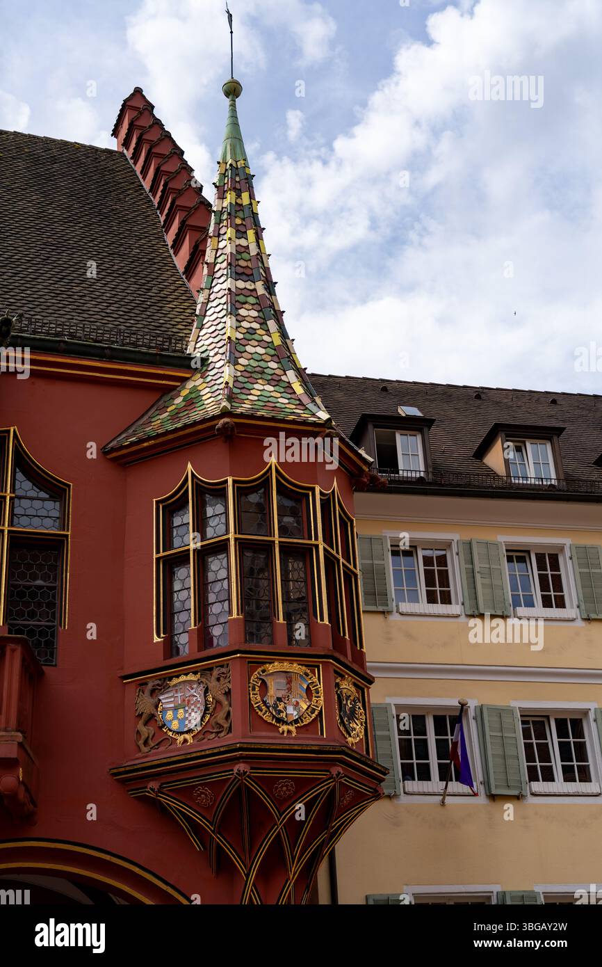 Storica finestra della baia e guglia del municipio storico di Friburgo Foto Stock