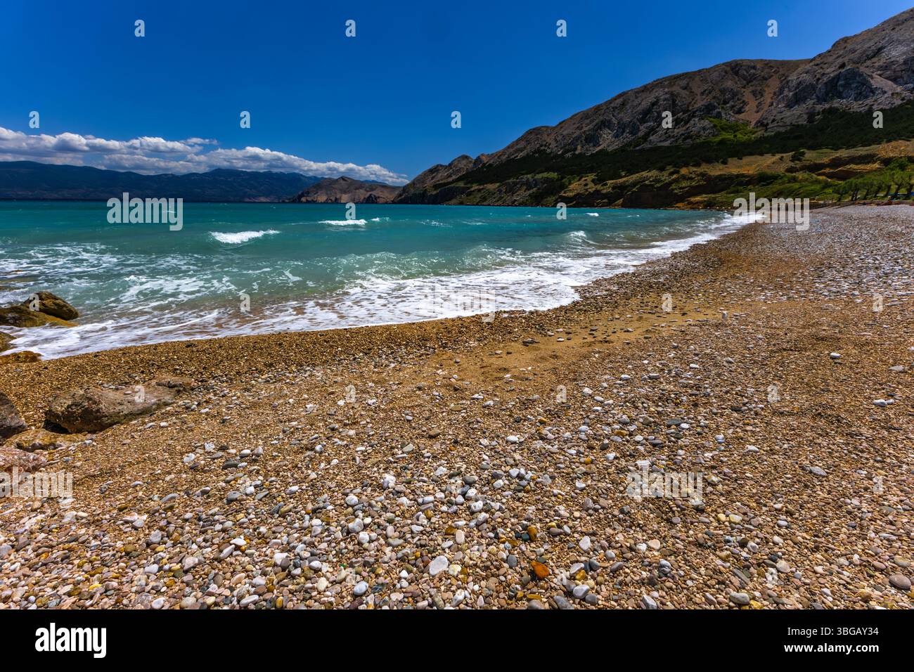 Spiaggia di ciottoli vuota a Baska sull'isola di KRK, acqua azzurra nel mare Adriatico, Croazia prima delle festività Foto Stock