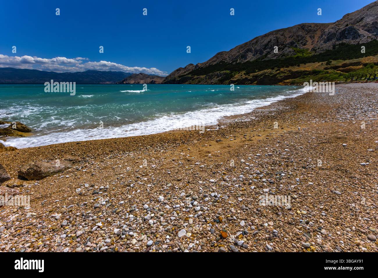 Spiaggia di ciottoli vuota a Baska sull'isola di KRK, acqua azzurra nel mare Adriatico, Croazia prima delle festività Foto Stock