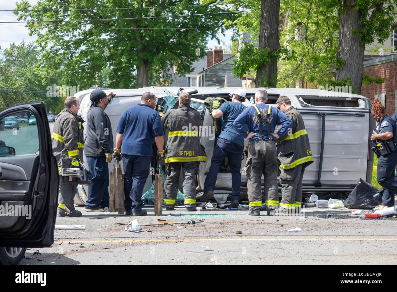 Detroit, Michigan - i vigili del fuoco e i tecnici medici di emergenza rispondono a un incidente di ribaltamento in una strada della città. Foto Stock