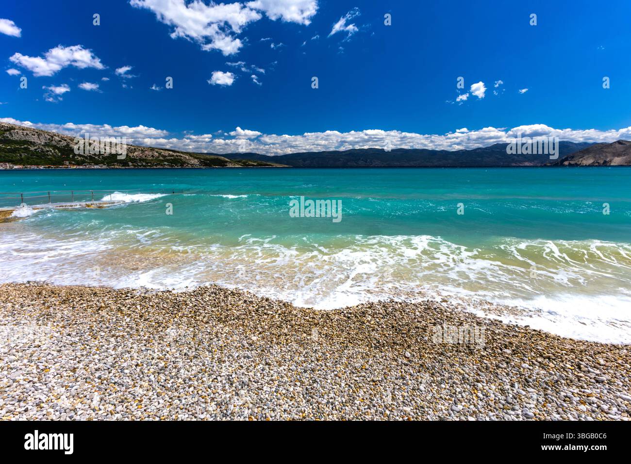 Spiaggia di ciottoli vuota a Baska sull'isola di KRK, acqua azzurra nel mare Adriatico, Croazia prima delle festività Foto Stock