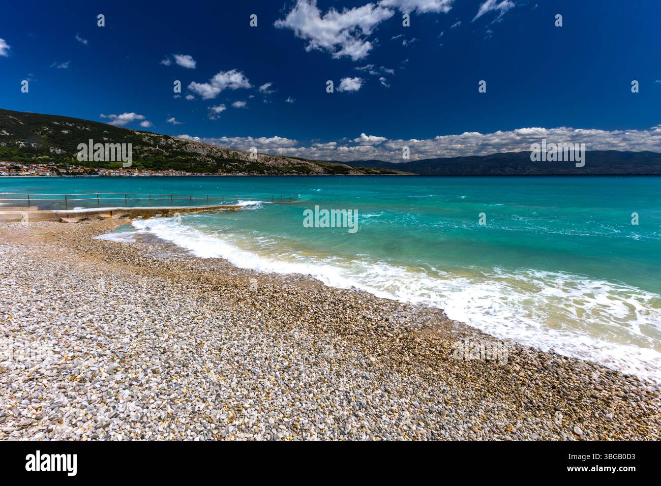 Spiaggia di ciottoli vuota a Baska sull'isola di KRK, acqua azzurra nel mare Adriatico, Croazia prima delle festività Foto Stock