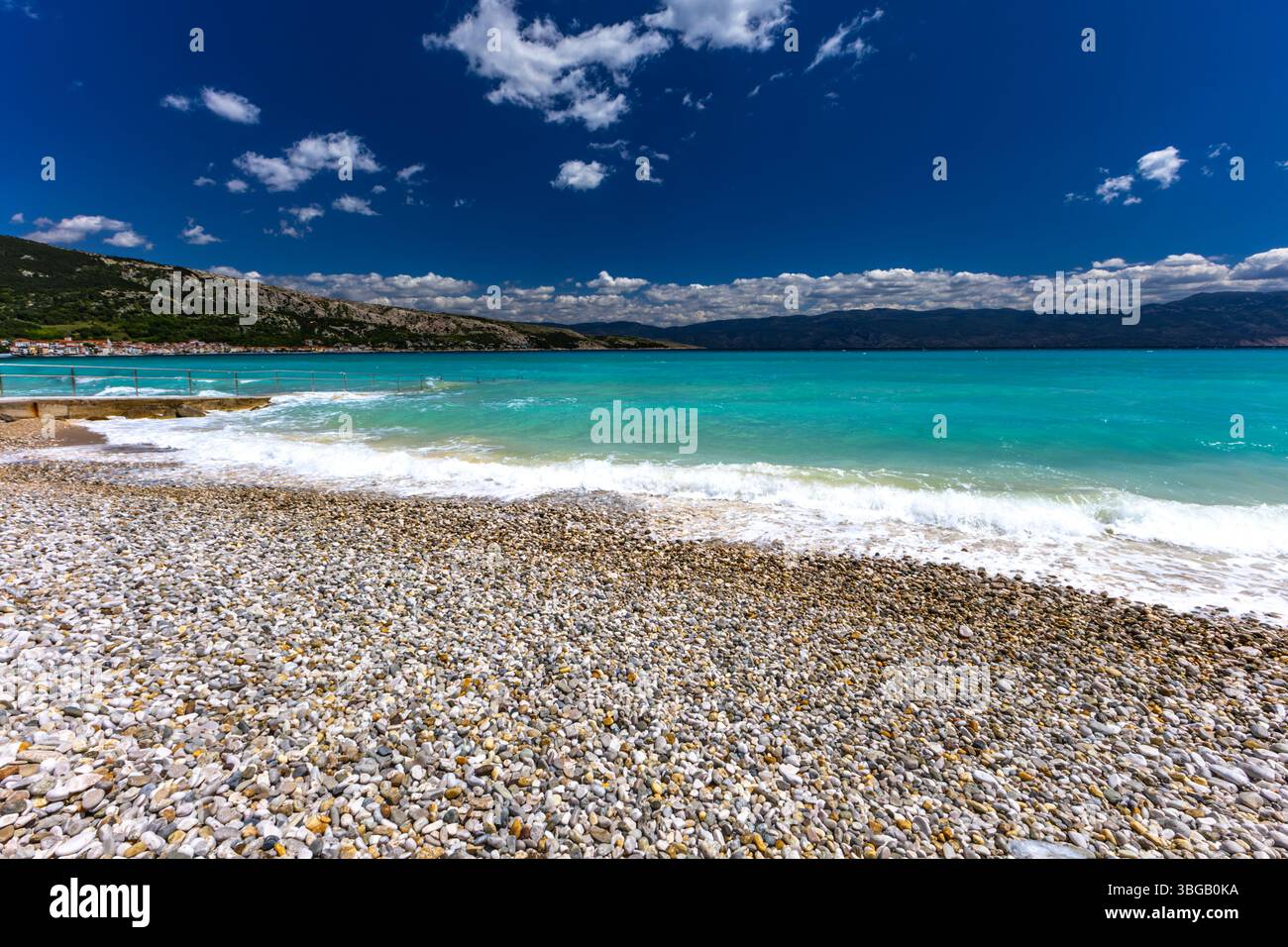 Spiaggia di ciottoli vuota a Baska sull'isola di KRK, acqua azzurra nel mare Adriatico, Croazia prima delle festività Foto Stock