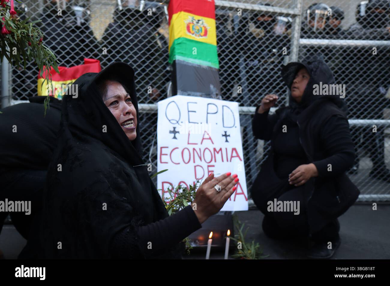 La Paz, la Paz, Bolivia. 4 giugno 2025. La polizia antisommossa ha bloccato i manifestanti fuori dal Palacio Quemado, l'ex palazzo presidenziale. Crediti: Diego Rosales/ZUMA Press Wire/ZUMA Wire/Alamy Live News crediti: ZUMA Press, Inc./Alamy Live News Foto Stock