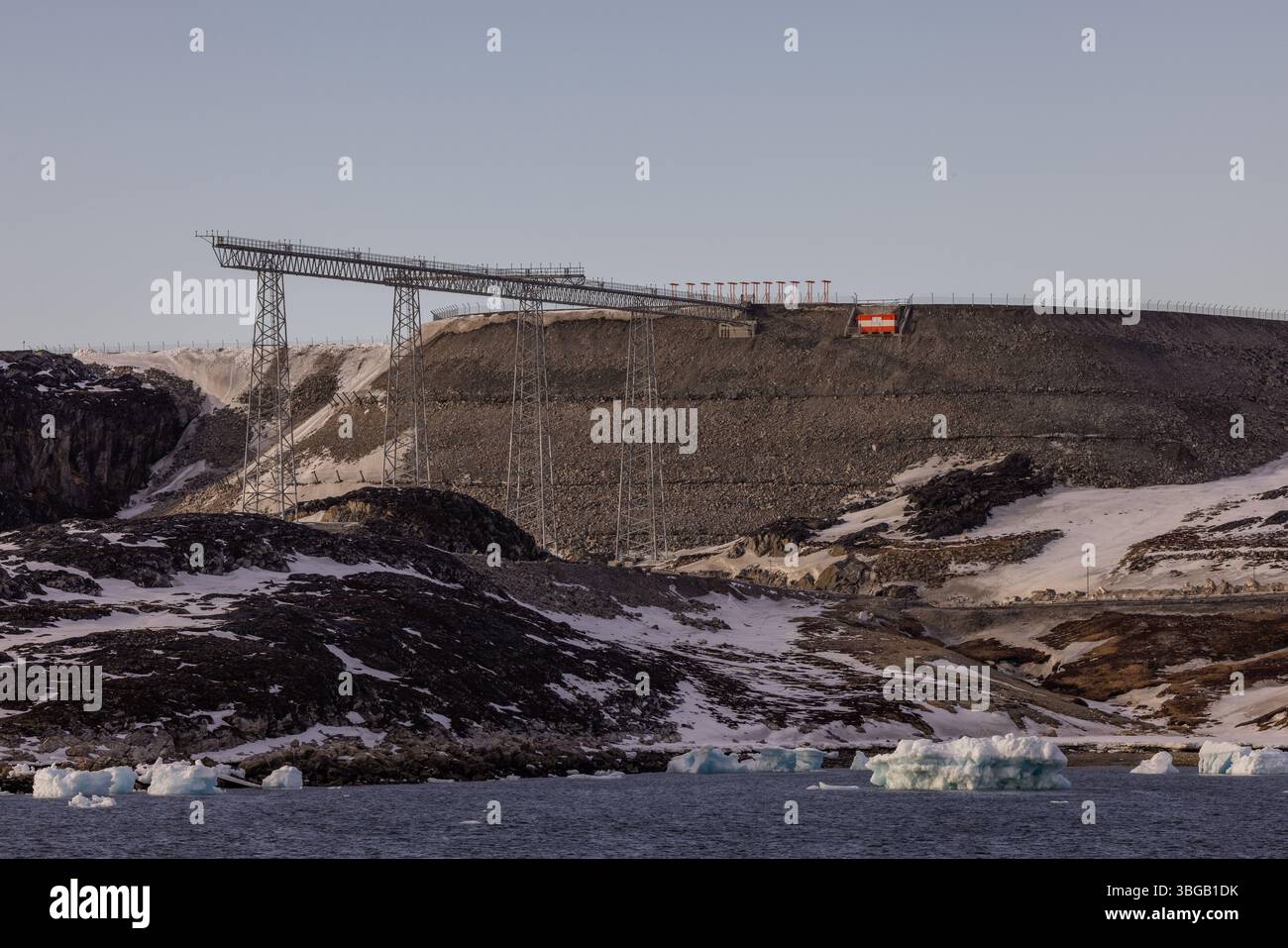 Sistema di illuminazione di avvicinamento all'aeroporto su un altopiano di ghiaia sopra una costa artica innevata con piste di ghiaccio, vicino a Nuuk, in Groenlandia. Foto Stock