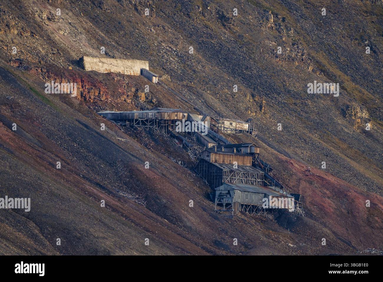 Resti di legname e acciaio di una miniera di carbone in disuso sul lato della montagna sopra Longyearbyen, Svalbard, Norvegia. Reliquia della storica industria artica nell'arcipelago Foto Stock