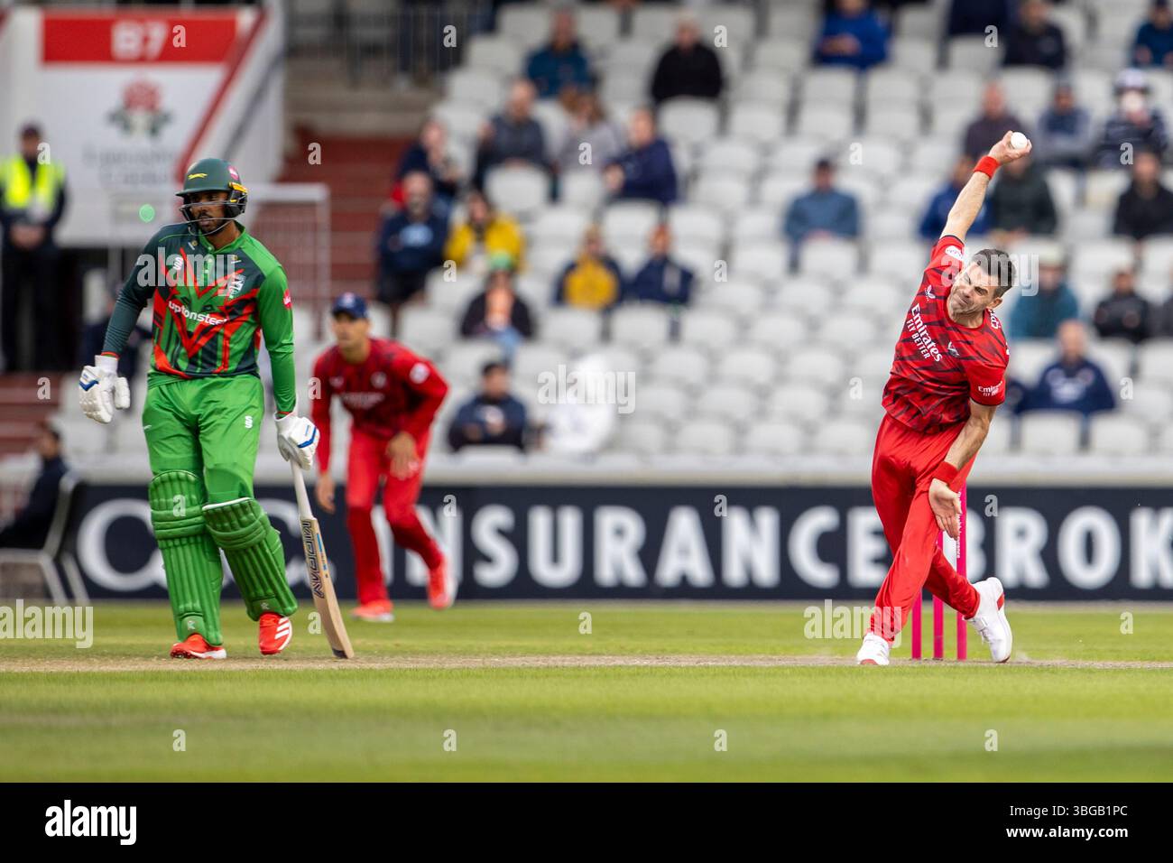 Manchester, Regno Unito. 4 giugno 2025; Emirates Old Trafford Cricket Ground, Manchester, Inghilterra; Mens Vitality Blast T20 League Cricket, North Group, Lancashire Lightning contro Leicestershire Foxes; James Anderson di Lancashire Lightning bowling credito: Action Plus Sports Images/Alamy Live News Foto Stock