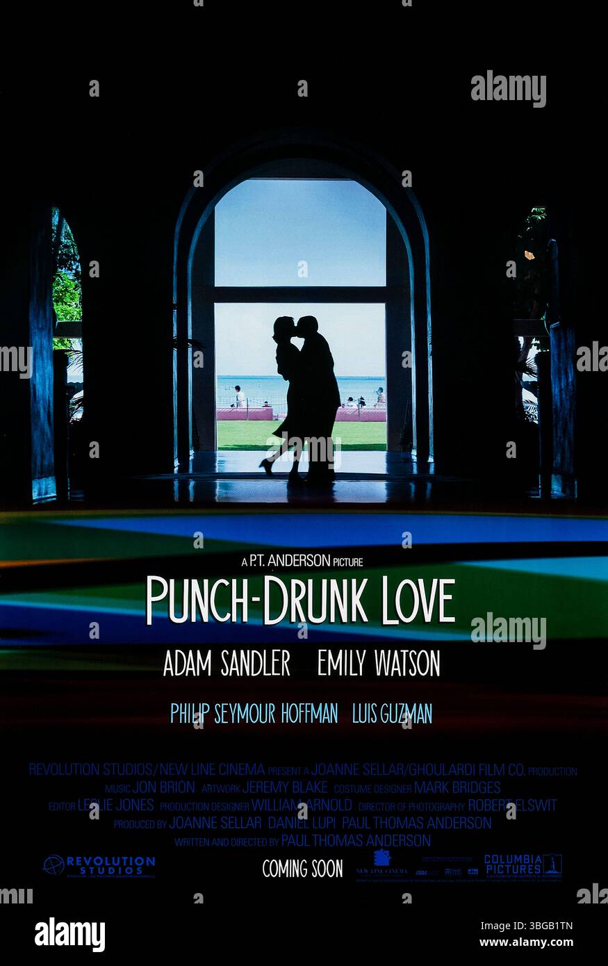 Punch-Drunk Love (2002) diretto da Paul Thomas Anderson e interpretato da Adam Sandler, Emily Watson e Philip Seymour Hoffman. Un uomo d'affari solo ed emotivamente tormentato trova amore e redenzione dopo aver incontrato una donna misteriosa, mentre si confronta con ricatti e caos familiare. Fotografia di un poster originale USA a un foglio SOLO PER USO EDITORIALE. Crediti: BFA / Columbia Pictures Foto Stock