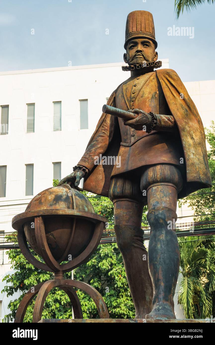 Statua di re Filippo II (re Filippo II) nella città vecchia di Manila, Filippine. Foto Stock