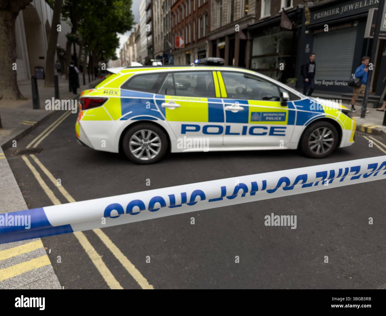 Londra, Regno Unito – 4 giugno 2025: La polizia è stata cordata al largo di Hatton Garden a seguito di un violento alterco all'inizio del pomeriggio. Un uomo ha subito ferite da pugnalata ed è stato trasportato in ambulanza in un ospedale di Londra credito: Glosszoom/Alamy Live News. Foto Stock