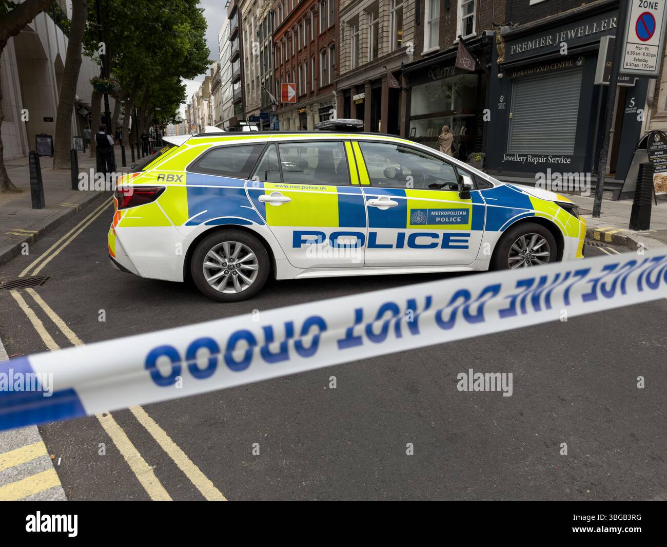 Londra, Regno Unito – 4 giugno 2025: La polizia è stata cordata al largo di Hatton Garden a seguito di un violento alterco all'inizio del pomeriggio. Un uomo ha subito ferite da pugnalata ed è stato trasportato in ambulanza in un ospedale di Londra credito: Glosszoom/Alamy Live News. Foto Stock