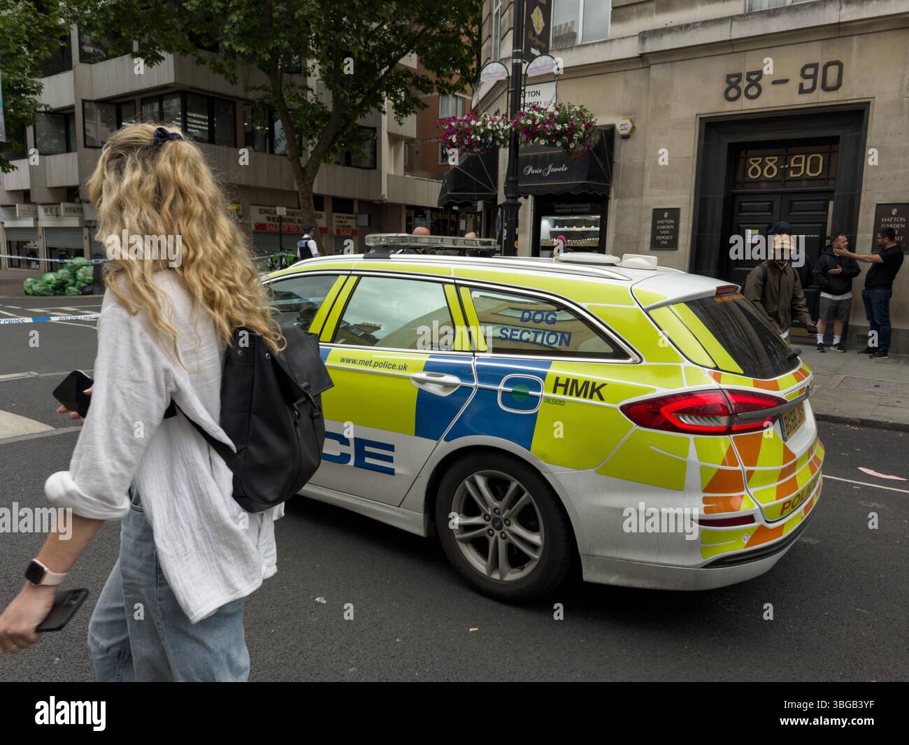 Londra, Regno Unito – 4 giugno 2025: La polizia è stata cordata al largo di Hatton Garden a seguito di un violento alterco all'inizio del pomeriggio. Un uomo ha subito ferite da pugnalata ed è stato trasportato in ambulanza in un ospedale di Londra credito: Glosszoom/Alamy Live News. Foto Stock