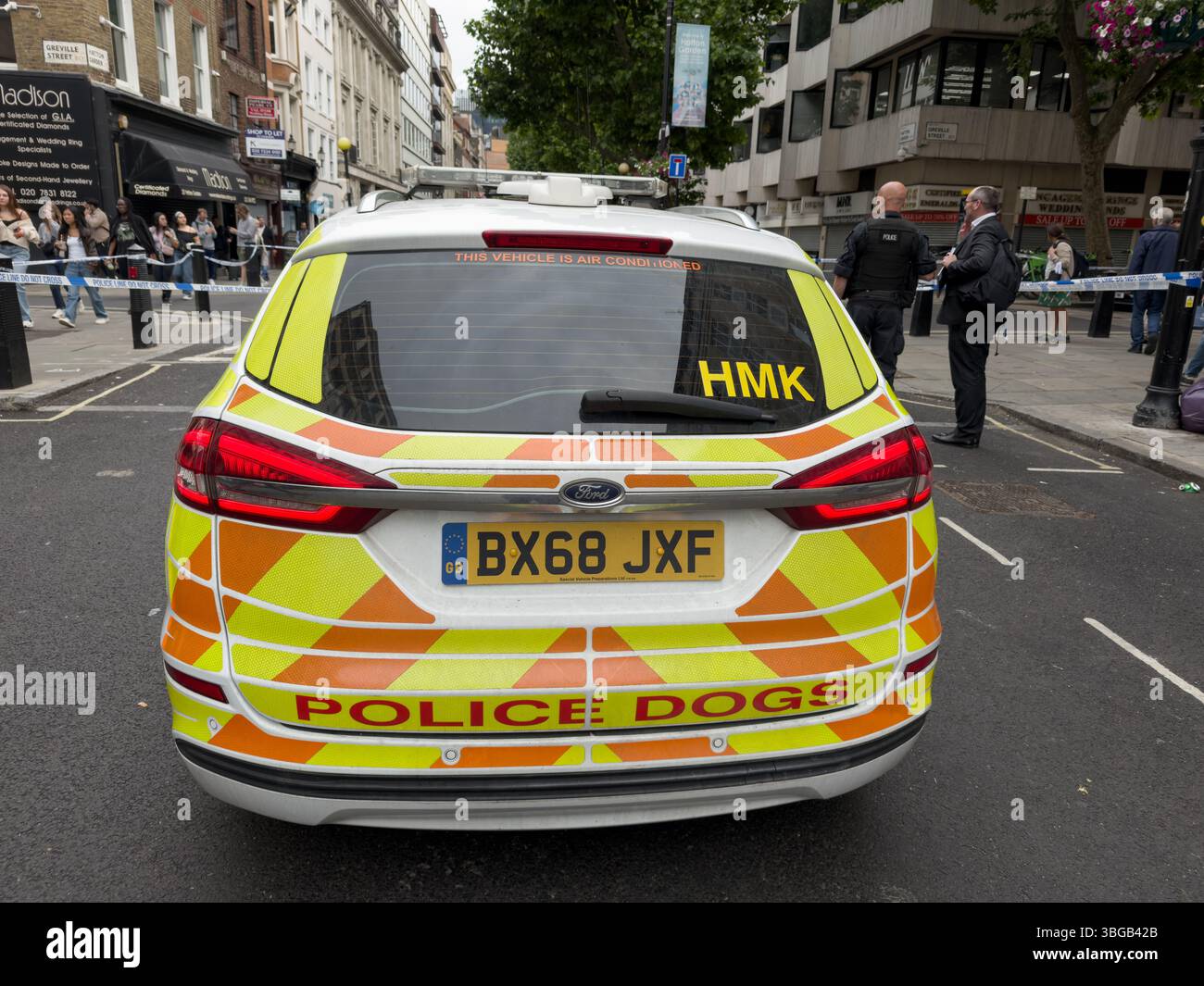 Londra, Regno Unito – 4 giugno 2025: La polizia è stata cordata al largo di Hatton Garden a seguito di un violento alterco all'inizio del pomeriggio. Un uomo ha subito ferite da pugnalata ed è stato trasportato in ambulanza in un ospedale di Londra credito: Glosszoom/Alamy Live News. Foto Stock