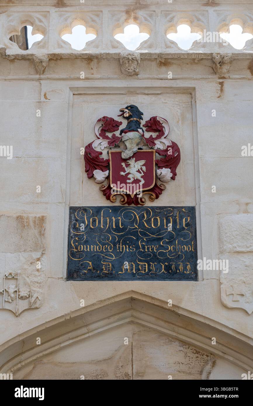 La targa datata 1563 commemora la fondazione per lascito di John Roysse sulla John Roysse's Free School, Abingdon, Oxfordshire, Inghilterra, Regno Unito Foto Stock