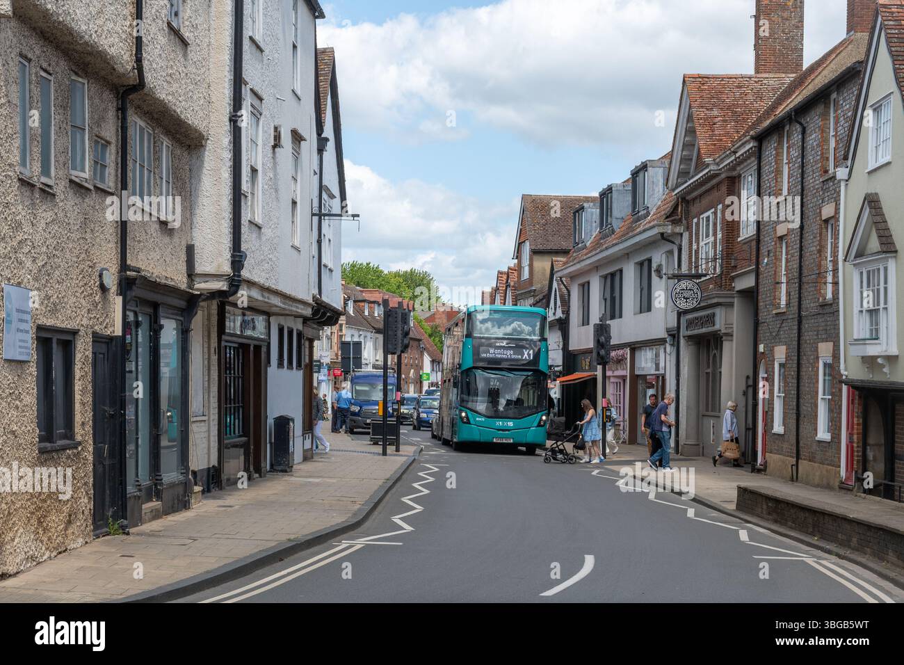 Visita Stert Street nel centro di Abingdon, Oxfordshire, Inghilterra, Regno Unito, con un autobus Foto Stock